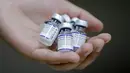 Seorang petugas kesehatan menunjukkan botol vaksin COVID-19 Pfizer-BioNTech di pusat vaksinasi di Santiago, Chile, Senin (10/1/2022). Chile mulai memberikan dosis keempat vaksin COVID-19 kepada warga berusia di atas 12 tahun yang mengalami gangguan kekebalan. (Javier TORRES / AFP)