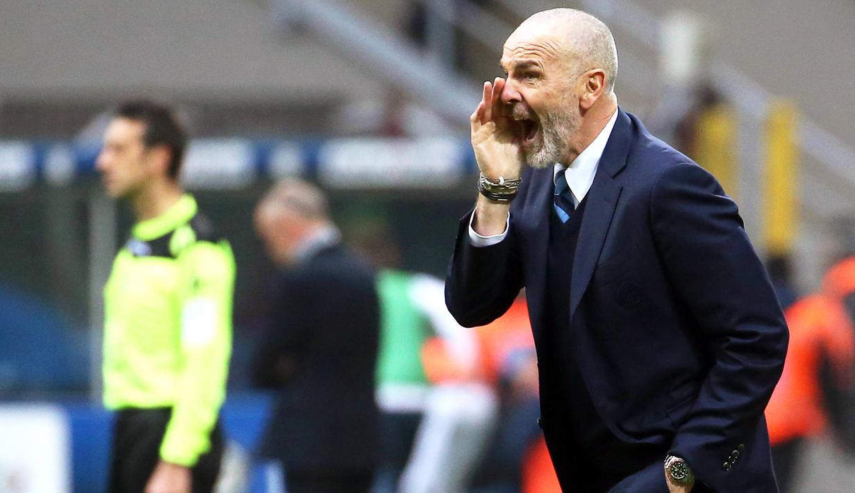Pelatih Inter, Stefano Pioli berteriak memberikan arahan kepada para pemain Inter saat melawan Empoli pada lanjutan Serie A Italia di  Giuseppe Meazza stadium, Milan, (12/2/2017).  Inter Milan menang 2-0. (EPA/Matteo Bazzi)
