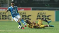 Pemain Persib Bandung, Ghozali Siregar berebut bola dengan pemain Mitra Kukar, Anindito pada laga Liga 1 Indonesia di GBLA, (8/4/2018). Persib unggul 2-0. (Bola.com/Nick Hanoatubun)