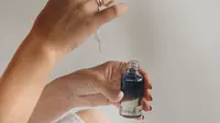 Ilustrasi menggunakn serum. (Foto: Unsplash/Mathilde Langevin)