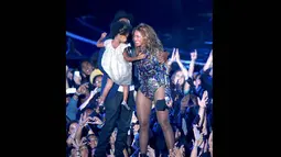 Beyonce, Jay-Z dan putri mereka, Ivy Blue saling berpelukan usai menerima penghargaan di ajang MTV VMA 2014, California, Minggu (24/8/14). Mark Davis/Getty Images/AFP)