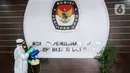 Petugas melakukan penyemprotan cairan disinfektan di Gedung KPU Pusat, Jakarta, Selasa (21/7/20).  Penyemprotan dilakukan setelah seorang pegawai Komisi Pemilihan Umum (KPU) RI terpapar virus Covid-19. (Liputan6.com/Faizal Fanani)