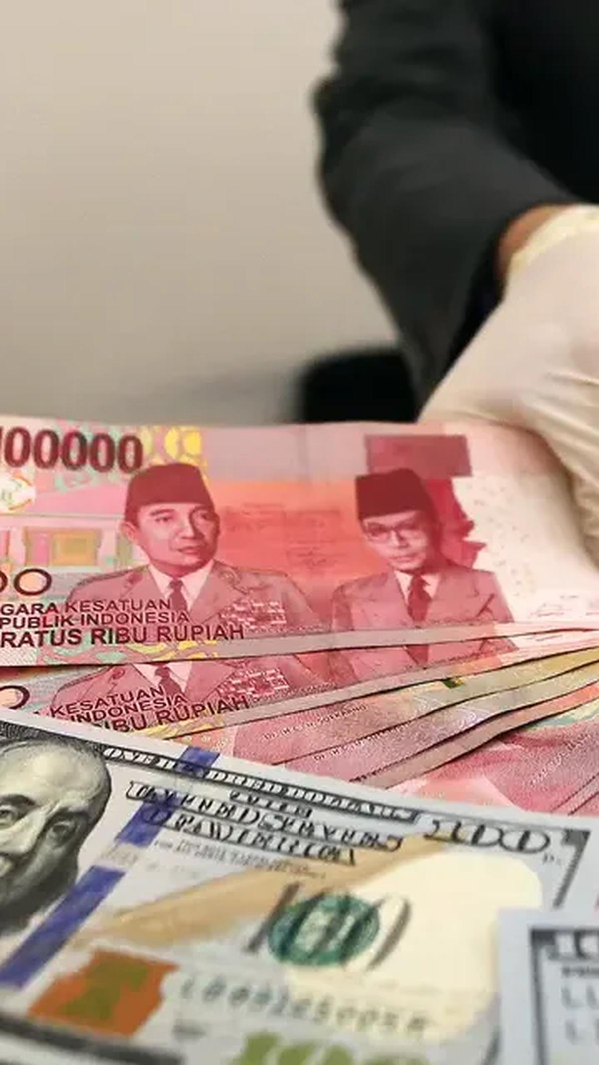 "Kemudian kasir pegang banyak uang di tangan, memilih-milih dan mencarikan. Kemudian meminta kasir mengeluarkan beberapa lembar uang, dengan alasan ingin memilih seri tertentu," urainya.