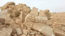 Reruntuhan patung makhluk bersayap yang dihancurkan ISIS di situs kuno Nimrud. selatan Mosul, Irak, (16/11). Situs kuno Nimrud menyimpan berbagai patung-patung makhluk bersayap yang beraada di depan pintu gerbang istana. (REUTERS/Ari Jalal)
