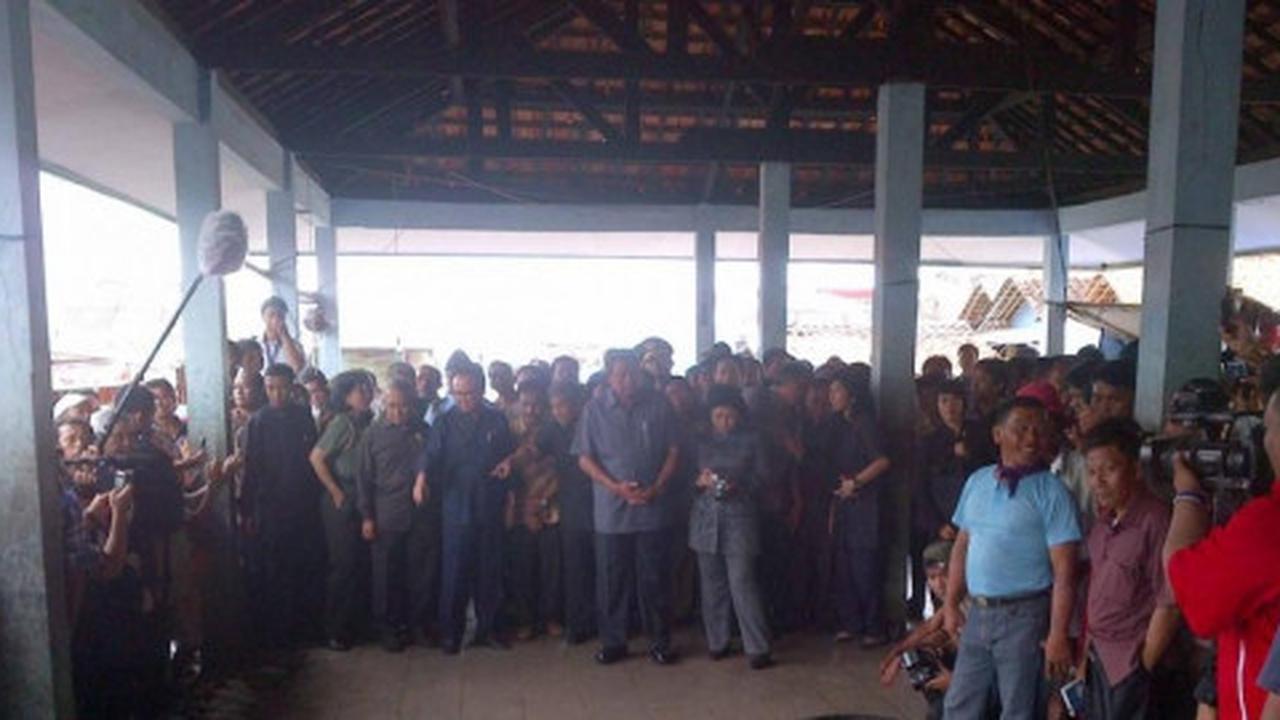 Rombongan SBY melintas, warga tetap mandi dan cuci di kali