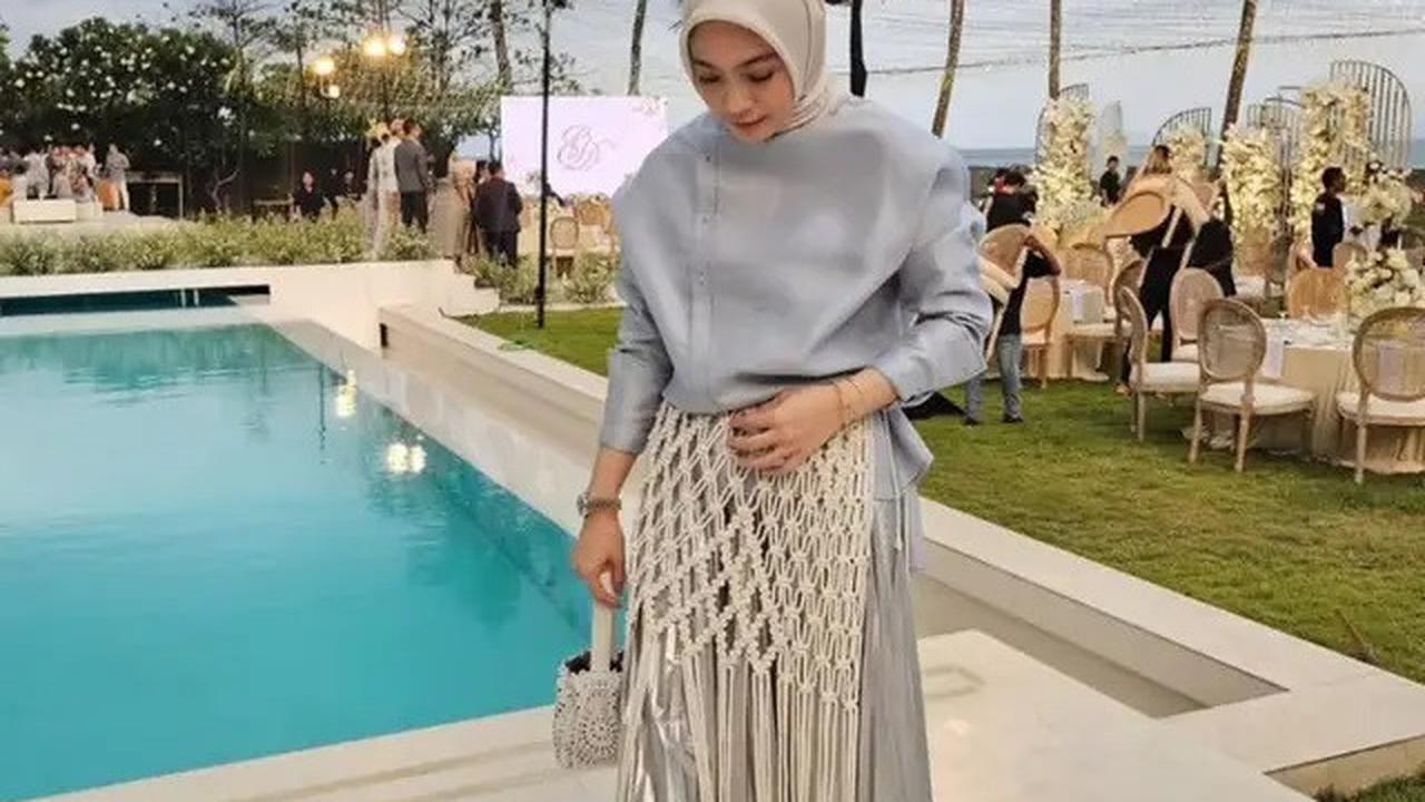 7 Inspirasi Model Baju Kondangan Kekinian dari Artis Tanah Air