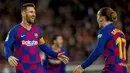 Striker Barcelona, Lionel Messi, melakukan selebrasi bersama Antoine Griezmann usai membobol gawang Deportivo Alaves pada laga La Liga 2019 di Stadion Camp Nou, Sabtu (21/12). Barcelona menang 4-1 atas Alaves. (AP/Joan Monfort)