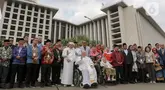 Pemimpin Takhta Suci Vatikan Paus Fransiskus (tengah depan) berfoto bersama dengan Imam Besar Masjid Istiqlal Nasaruddin Umar dan tamu undangan lainnya di Masjid Istiqlal, Jakarta, Kamis (5/9/2024). (Liputan6.com/Herman Zakharia)