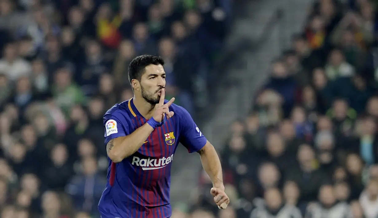 Penyerang Barcelona, Luis Suarez menerima 290.000 pound sterling per minggu dari Barcelona  dengan kontrak hingga 2021. (AFP/Cristina Quicler)