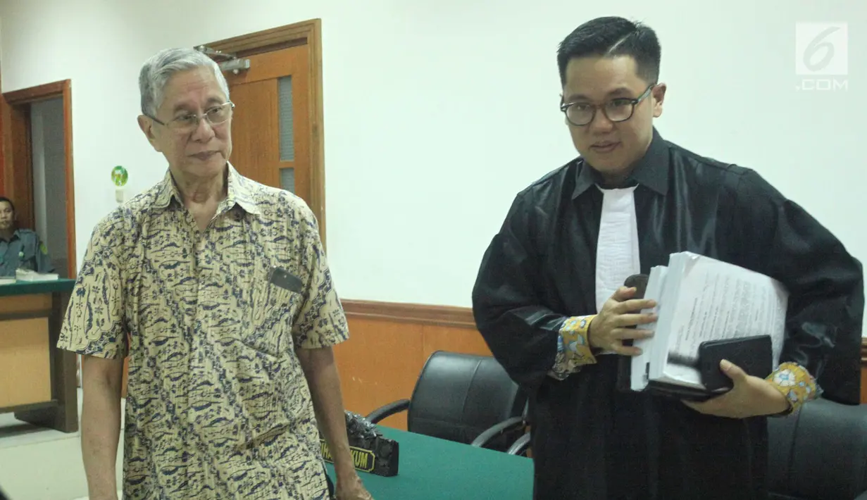 Presdir Jakarta Royale Golf, Muljono Tedjokusumo (kiri) usai menjalani sidang perdana kasus pemalsuan surat dan menempatkan keterangan palsu pada akta autentik di PN Jakbar, Rabu (7/11). Muljono dijerat Pasal 263 dan 266 KUHP. (Merdeka.com/Arie Basuki)