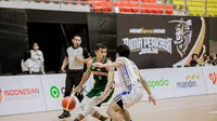 Bima Perkasa Jogja saat menghadapi Prawira Harum Bandung dalam lanjutan IBL 2024 di GOR Pancasila UGM, Yogyakarta, Jumat (17/5/2024) malam. (Bola.com/Ana Dewi)