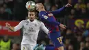 Penyerang Barcelona,  Antoine Griezmann berebut bola udara dengan bek Real Madrid, Dani Carvajal  pada pertandingan lanjutan La Liga Spanyol di stadion Camp Nou (18/12/2019). Barcelona bermain imbang 0-0 atas Real Madrid. (AP Photo/Joan Monfort)