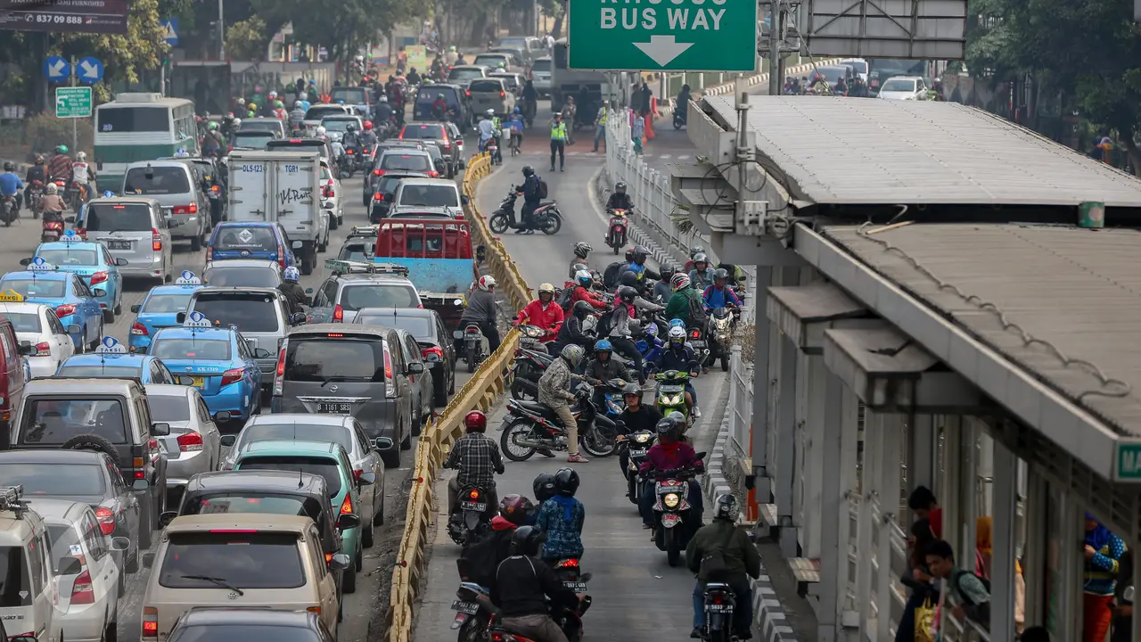 20150925-Razia Jalur Busway-Jakarta