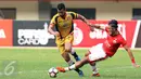 Bek Persija, Gunawan DC (kanan) berusaha menahan gelandang Mitra Kukar, Marclei Cesar Chaves Santos saat laga Liga 1 Indonesia di Stadion Patriot Candrabhaga, Bekasi, Minggu (14/5). Laga kedua tim berakhir imbang 1-1. (Liputan6.com/Helmi Fithriansyah)