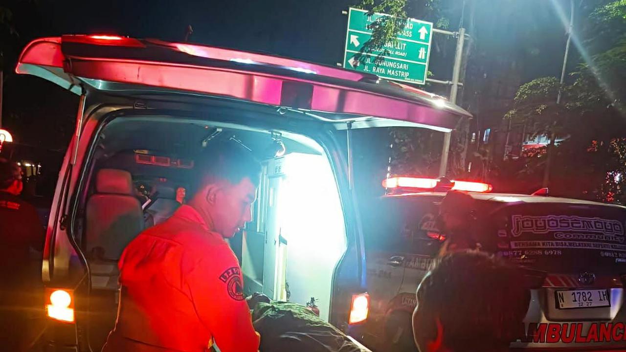 Korban kecelakaan maut BMW seruduk motor di Surabaya. (Foto: Liputan6.com/Dian Kurniawan)