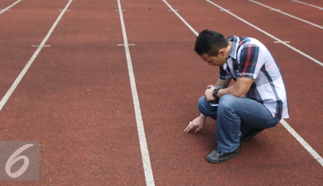 Penyidik Dirtipidkor Polri mengecek kondisi lintasan Stadion Gedebage, Bandung, Rabu (10/6/2015). Penyidik Dirtipidkor Polri dan sejumlah tenaga ahli mengecek fisik stadion dalam kasus korupsi pembangunan Stadion Gedebage (Liputan6.com/Awan Harinto)