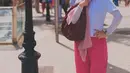 Jalan-jalan di Barcelona, Angelina tampil santai dengan kaos lengan pendek putih dipadukan manset abu-abu, serta kerudung panjang pink dan celana panjangnya. Sambil mengenakan topi ala ontau dan kacamata hitam. [@angelinasondakh09]
