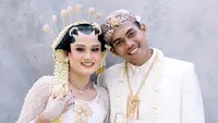Kiper Persebaya Surabaya, Andhika Ramadhani, secara resmi melepas masa lajang. Dia menikahi pasangannya, Iswah Rahayu, di Banjarnegara, Kamis (13/6/2024). (Bola.com/Aditya Wany)