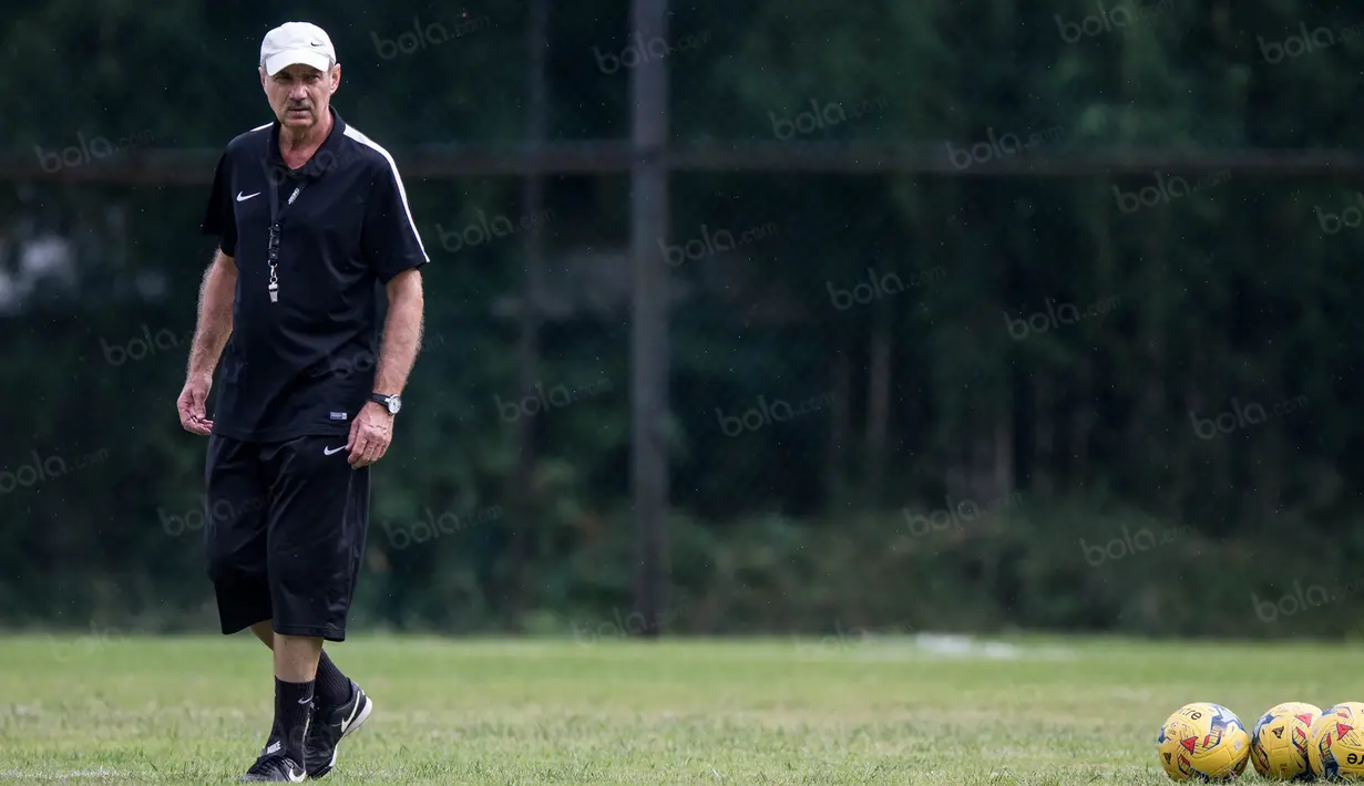Pelatih Timnas Indonesia, Alfred Riedl, memantau latihan di Lapangan SPH Sentul, Jawa Barat, Kamis (1/12/2016). Timnas akan menghadapi Vietnam pada babak semifinal Piala AFF. (Bola.com/Vitalis Yogi Trisna)