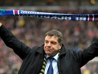 Blackburn Rovers new manager Sam Allardyce takes to the pitch before the Premier league match against Stoke City at Ewood Park, Blackburn, on December 20, 2008. AFP PHOTO/ANDREW YATES