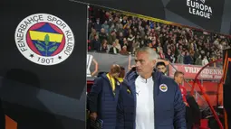 Pelatih Fenerbahce, Jose Mourinho memasuki lapangan pertandingan saat laga Liga Europa 2024/2025 melawan FC Twente di FC Twente stadium, Enschede, Belanda, Jumat (04/10/2024) dini hari WIB. (AP Photo/Peter Dejong)