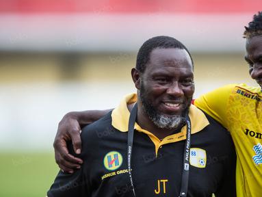 Pelatih Barito Putera, Jacksen F Tiago, temu kangen dengan bek Sriwijaya FC, Bio Paulin, usai laga Piala Presiden 2017 di Stadion I Wayan Dipta, Bali, Senin (13/2/2017). (Bola.com/Vitalis Yogi Trisna)