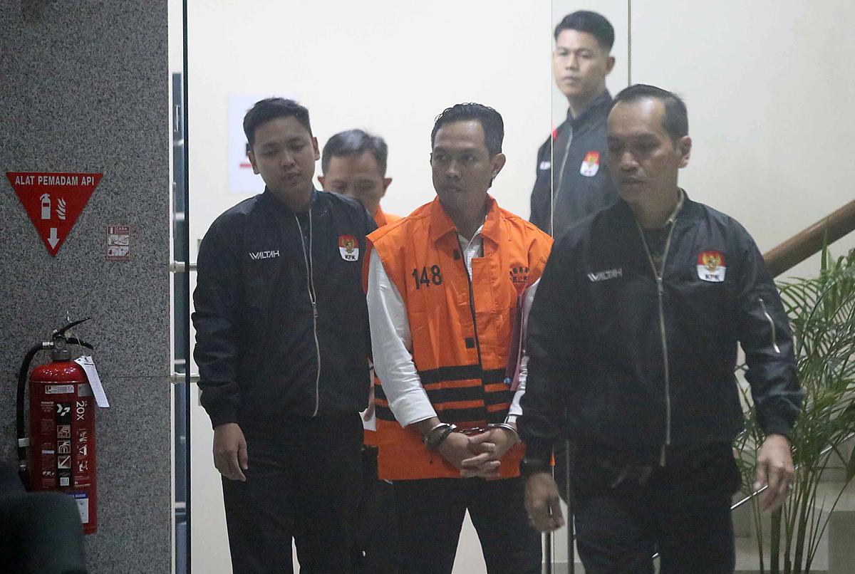 FOTO: Bupati dan Sekda Cilacap Ditahan KPK Usai Operasi Tangkap Tangan