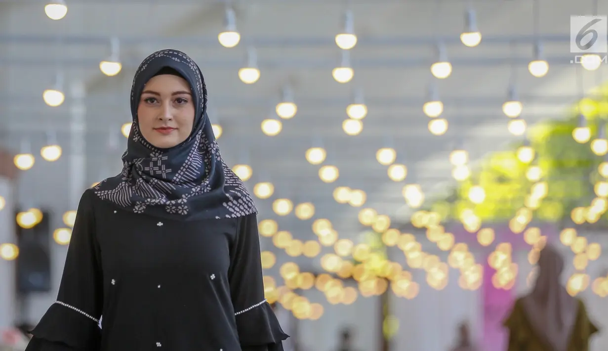 Model membawakan busana karya desainer Intan Kusuma dan Atina Maulia di Akuatik GBK Senayan, Jakarta, Kamis (2/5/2019). Sebanyak 30 koleksi busana hijab mulai dari dress, blouse tunik dan hijab dipamerkan menyambut bulan suci Ramadan. (Liputan6.com/Fery Pradolo)