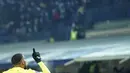 Pemain Villarreal Arnaut Danjuma melakukan selebrasi setelah mencetak gol pada pertandingan Grup F Liga Champions di Bergamo, Italia, Jumat (1/12/2021). Arnaut Danjuma mencetak dua gol dan mengantar Villarreal mengalahkan tuan rumah Atalanta dengan skor 3-2. (Spada/LaPresse via AP)