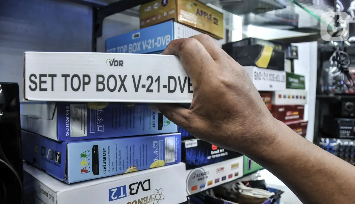 Calon pembeli saat memilih Set Top Box (STB) TV Digital di salah satu toko kawasan Glodok, Jakarta Barat, Kamis (3/11/2022). Penjualan STB TV Digital mengalami peningkatan hingga 60 persen usai pemerintah melalui Kementerian Komunikasi dan Informasi (Kominfo) secara resmi menghentikan siaran TV Analog atau Analog Switch Off (ASO) Jabodetabek pada 2 November 2022. (merdeka.com/Iqbal S. Nugroho)