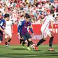 Lionel Messi (tengah) saat berada dalam kepungan pemain Sevilla, pada laga Februari 2019.  (FOTO / La Liga)