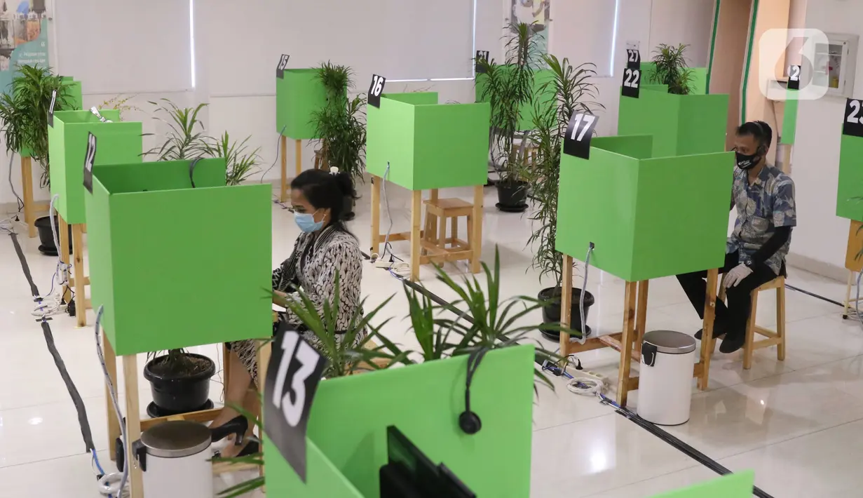 Peserta BPJAMSOSTEK berkomunikasi dengan petugas dari LAPAK ASIK (Layanan Tanpa Kontak Fisik) di Kantor Cabang Tangerang, Jumat (12/6/2020). Layanan dengan protokol kesehatan tanpa harus kontak langsung ini untuk mencegah penularan COVID-19 di masa tatanan normal baru. (Liputan6.com/Angga Yuniar)