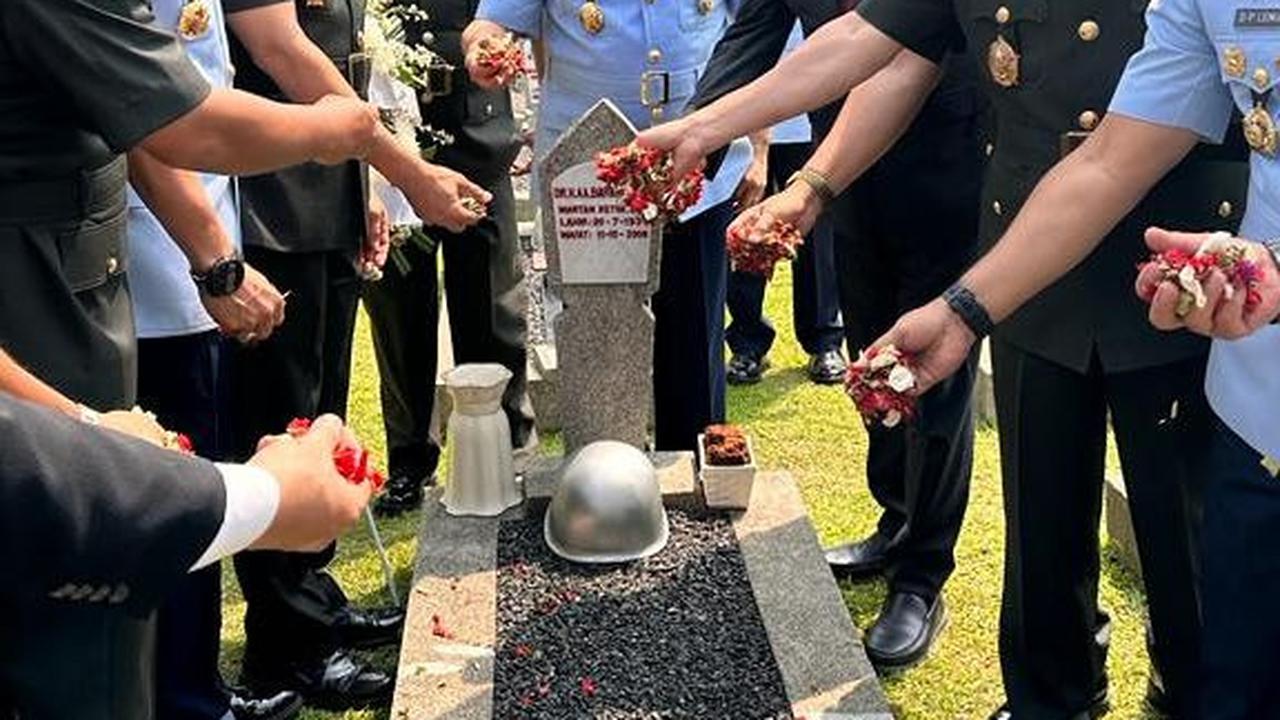 &nbsp;Gubernur Olly meletakan karangan bunga ke masing-masing makam serta melakukan tabur bunga.&nbsp;