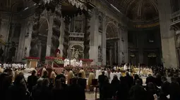 Suasana Misa Malam Natal, di Basilika Santo Petrus, di Vatikan, Jumat (24/12/2021). Di acara tersebut, Paus Fransiskus mengatakan meskipun ada kebangkitan kasus COVID-19 yang telah mendorong mandat vaksin baru untuk karyawan Vatikan. (AP Photo/Alessandra Tarantino)