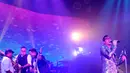 Sebanyak 21 lagu dibawakan oleh Kerispatih dan Sammy di konser bertajuk 'Historical Moment', Kamis (24/4/14). (Liputan6.com/Andrian M. Tunay)