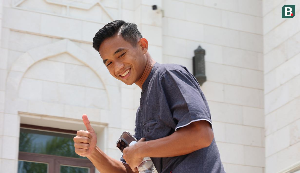 Pemain Timnas Indonesia U-22, Rizky Ridho Ramadhani tiba di depan Masjid Al Serkal, Phnom Penh, Kamboja, Jumat (5/5/2023) untuk melaksanakan ibadah Salat Jumat di sela-sela SEA Games 2023 Kamboja. (Bola.com/Abdul Aziz)