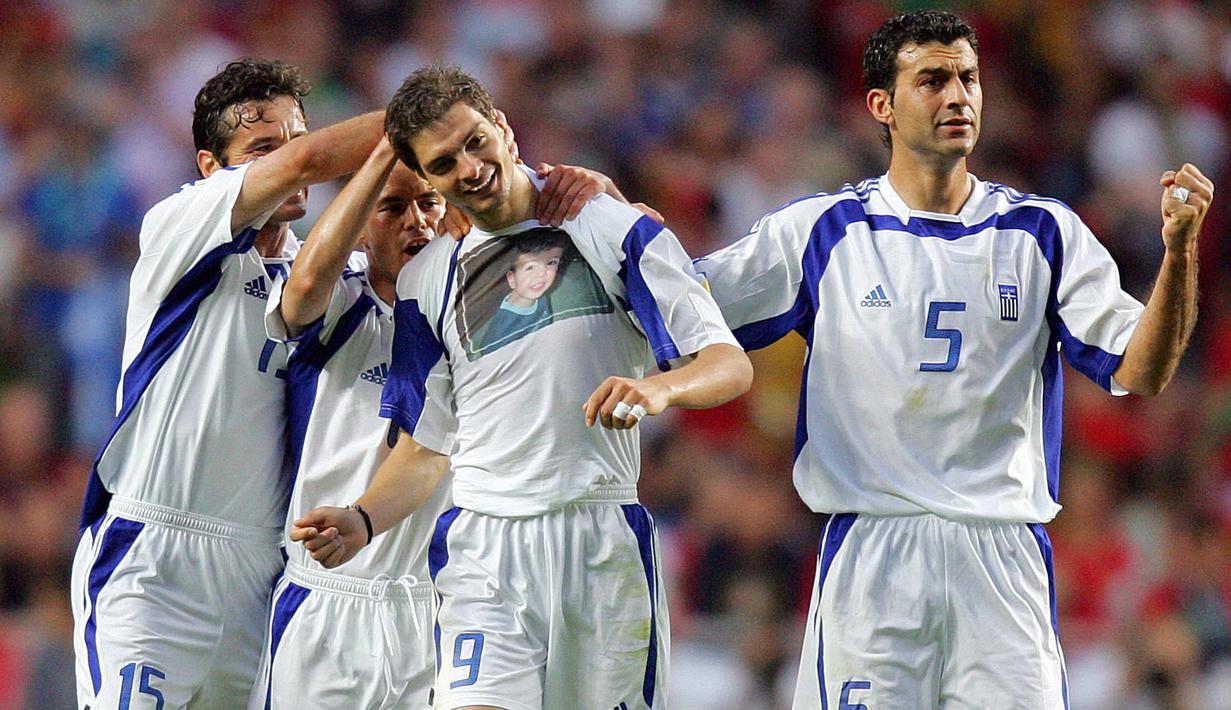 Sihir Timnas Yunani di Euro 2004 tak lepas dari peran Angelos Charisteas (9). Ia berhasil mempersembahkan satu-satunya gol di partai final melawan Portugal, sekaligus mengunci gelar juara Piala Eropa pada edisi tersebut. (Foto: AFP/Javier Soriano)