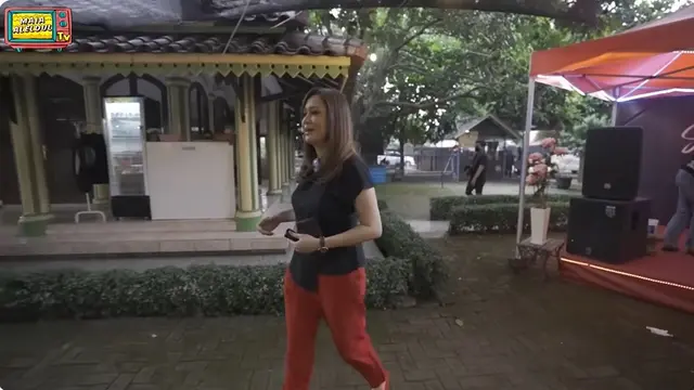 7 Potret Halaman Rumah Mandra yang Luas, Ada Warung Makan Betawi Autentik