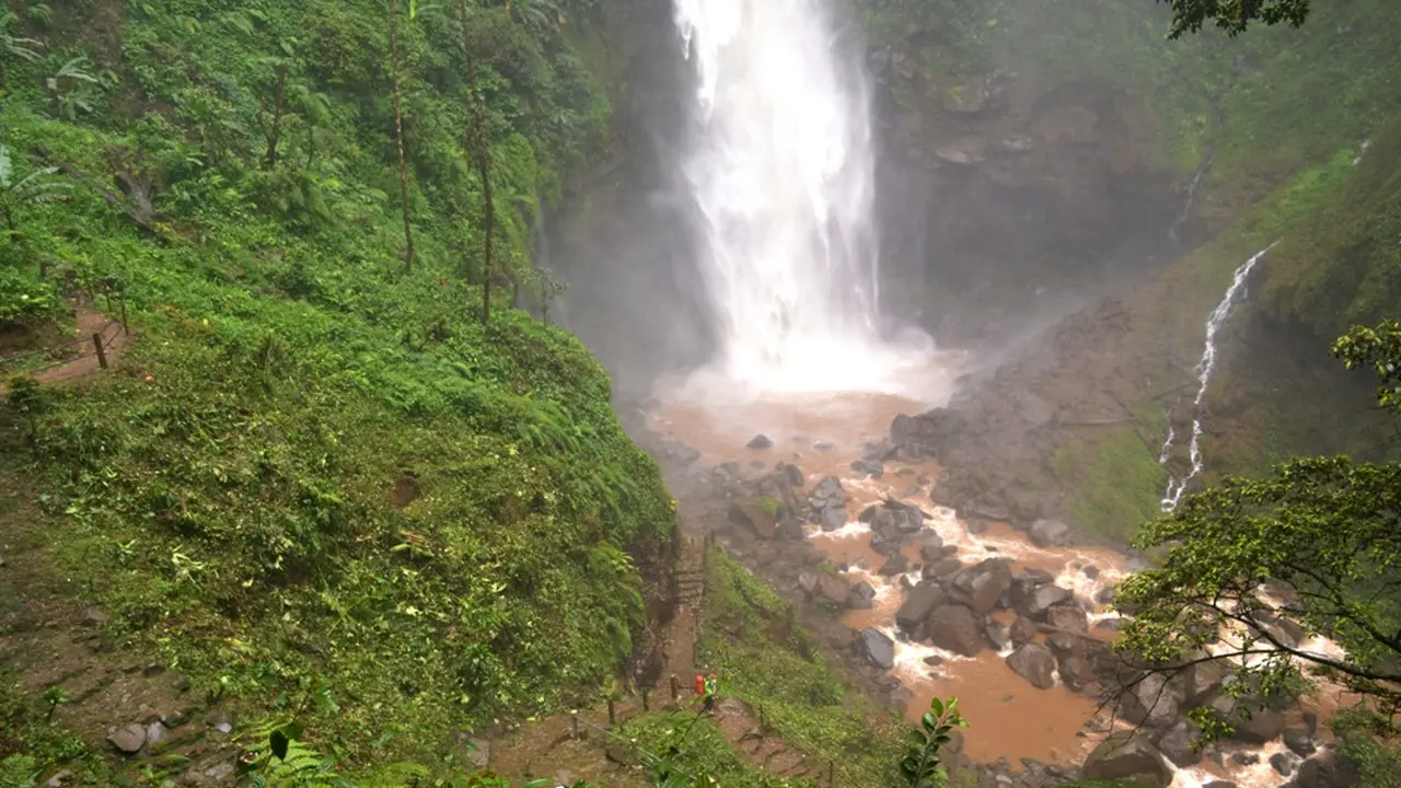 Curug Cipendok tak terlihat lagi keindahannya. Air keruh menyebabkan curug raksasa ini layaknya sarang hantu. (Foto: Liputan6.com/Muhamad Ridlo)