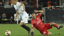 Gelandang Real Madrid, Marco Asensio, terjatuh saat berebut bola dengan pemain Valencia, Daniel Wass, pada laga La Liga 2019 di Stadion Mestalla, Rabu (3/4). Valencia menang 2-1 atas Real Madrid. (AP/Alberto Saiz)