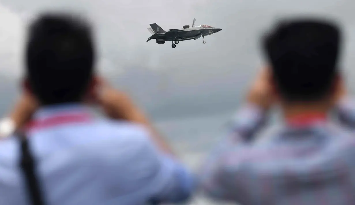 Jet tempur Angkatan Udara AS F35-B berpartisipasi selama pertunjukan udara saat Singapore Airshow di Singapura, Selasa (11/2/2020). Pameran dirgantara terbesar di Asia tersebut dibayangi wabah virus korona, yang memaksa puluhan perusahaan dunia absen dalam perhelatan besar itu. (Roslan RAHMAN/AFP)