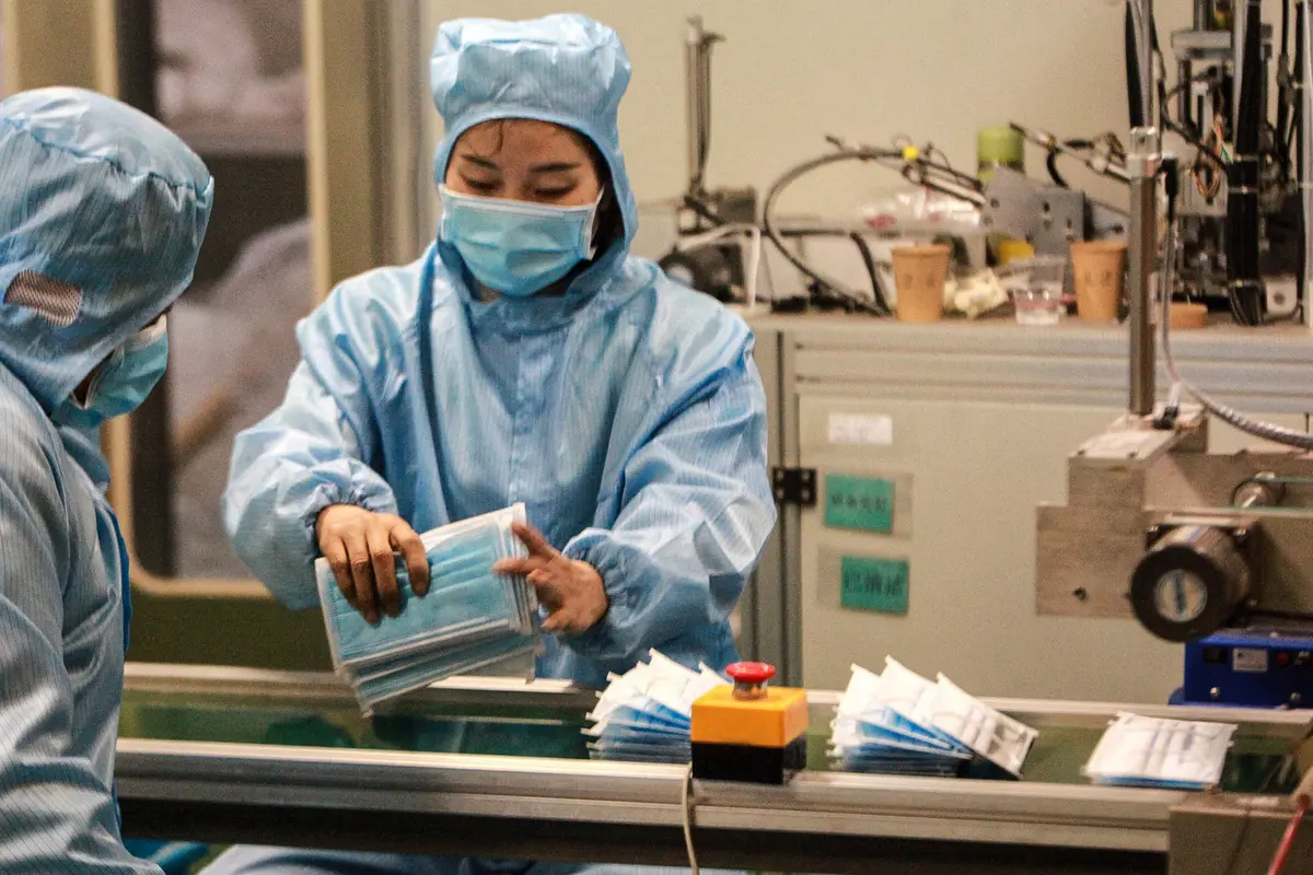 Virus Corona Mewabah, Pekerja China Sibuk Produksi Pakaian Pelindung dan Masker