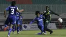 Striker Tira Persikabo Putri, Insyafadya Salsabilla, berebut bola dengan pemain Persib Bandung Putri pada laga Liga 1 Putri 2019 di Stadion Pakansari, Bogor, Kamis (31/10). Persikabo Putri bermain imbang 1-1 atas Persib Putri. (Bola.com/Yoppy Renato)
