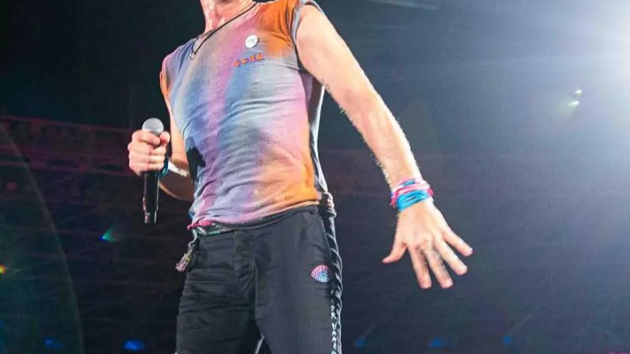 Wajah bahagia Chris Martin saat menghibur penggemar di Stadion Utama Gelora Bung Karno