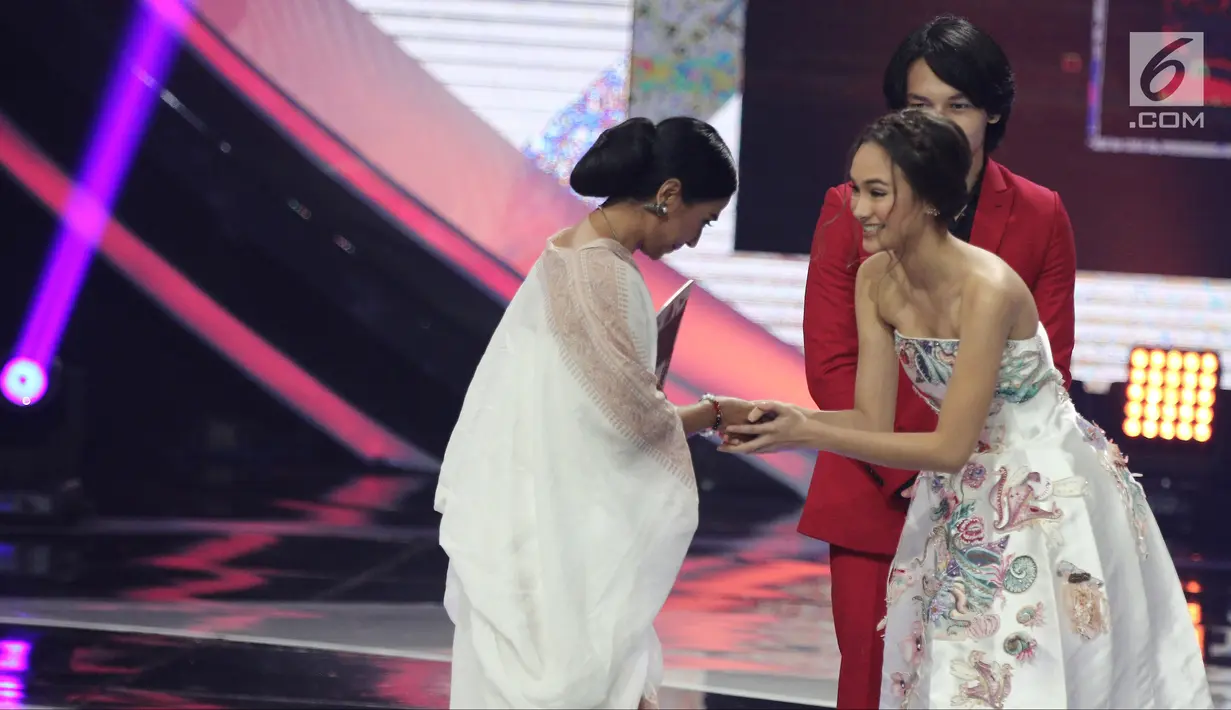 Suasana saat aktris Ayu Laksmi menerima penghargaan dalam acara IBOMA 2018 di STUDIO 6 EMTEK CITY, Jakarta, Jumat (23/3/2018). Ayu menggondol penghargaan pada kategori pemeran pendukung wanita terbaik. (Liputan6.com/Herman Zakharia)