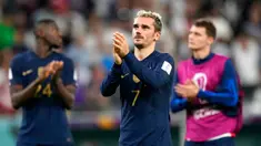 Pemain Prancis Antoine Griezmann bertepuk tangan usai melawan Tunisia pada pertandingan sepak bola Grup D Piala Dunia 2022 di Stadion Education City, Al Rayyan, Qatar, 30 November 2022. Prancis menjuarai Grup D Piala Dunia 2022 meski kalah dari Tunisia 1-0. (AP Photo/Frank Augstein)