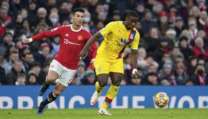Pemain Manchester United Cristiano Ronaldo (kiri) berebut bola dengan pemain Crystal Palace Marc Guehi pada pertandingan Liga Inggris di Stadion Old Trafford, Manchester, Inggris, 5 Desember 2021. Manchester United menang 1-0. (AP Photo/Jon Super)