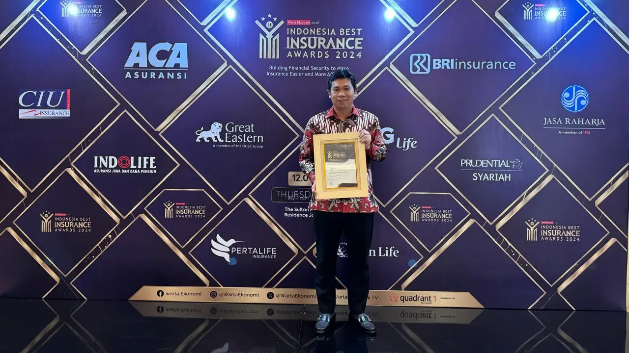 BRI Insurance meraih penghargaan sebagai Indonesia Best General Insurance 2024 for Creating One-Stop Services through Initiative Strategy pada acara Indonesia Best Insurance Awards 2024. (Dok BRINS)