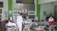 Karena BOR penuh empat pasien Covid-19 tidak mendapatkan kamar perawatan dan harus tidur dan dirawat di teras Instalasi Gawat Darurat (IGD) RSUD Kartini Jepara. (Foto: Liputan6.com/Felek Wahyu)