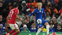 Pemain Chelsea Alejandro Garnacho menguasai bola di dekat pemain Benfica Amar Dedic dalam pertandingan Liga Championsdi Stadion Stamford Bridge, London, Inggris, Rabu,&nbsp;1&nbsp;Oktober 2025. (AP Photo/Kin Cheung)